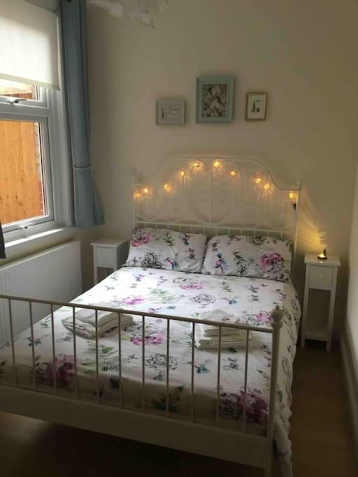 2 Bedroom Apartment Harrow Buitenkant foto
